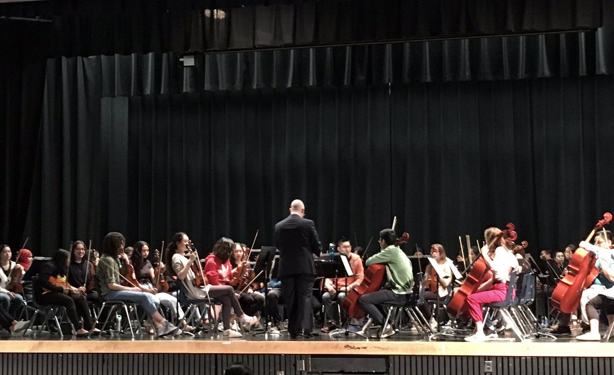 Dr_Kizas's tweet image. A huge thank you to the grade 6-8 students @FallingbrookMS @PeelSchools for joining us this morning for our Regional Strings Workshop Day! What a great start to the week! You were fantastic @PortCreditSS guests, and we hope to see you soon!