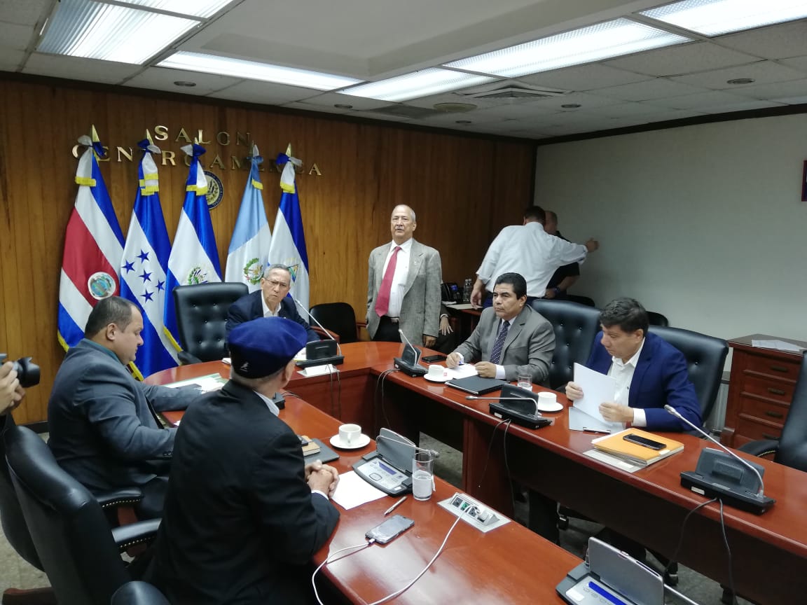 RobertoApcn's tweet photo. Presidiendo la subcomision de la @AsambleaSV sobre el fallo de la Sala de lo Constitucional de la Ley de Amnistía https://t.co/fRe3Y1X7T0