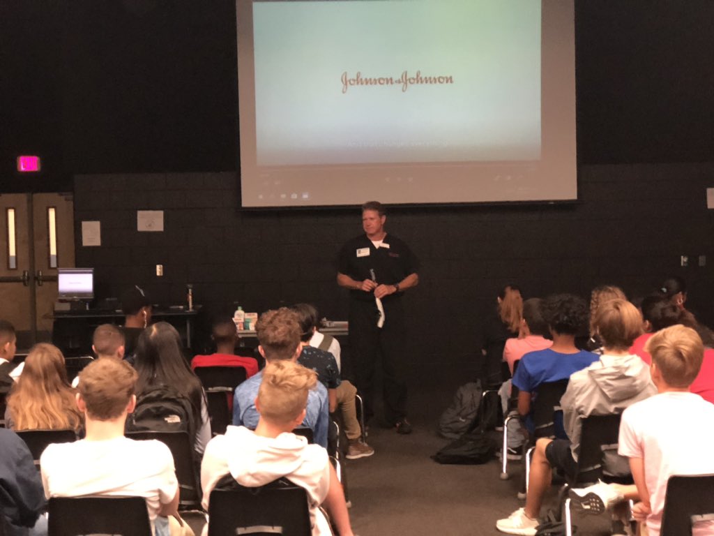 SCPSCommInvolv's tweet photo. 8th grade career day at @MarkhamWoodsMS 

Living on my own program, guest speakers and resume writing. https://t.co/A7Ob1qqy3k