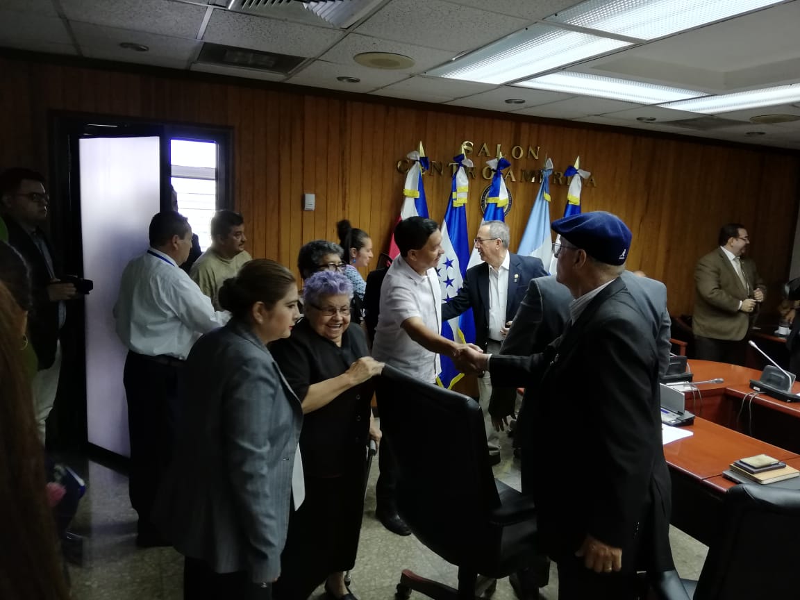 marioponcesv's tweet photo. @RobertoApcn , diputado del @PCN_Oficial , recibe en subcomisión de @AsambleaSV que discute fallo @SalaCnalSV sobre ley de amnistía,  a representantes de la mesa contra la impunidad en El Salvador . https://t.co/gmf3XbtzW5