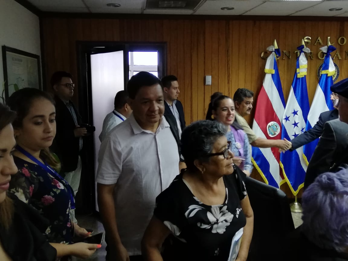 marioponcesv's tweet photo. @RobertoApcn , diputado del @PCN_Oficial , recibe en subcomisión de @AsambleaSV que discute fallo @SalaCnalSV sobre ley de amnistía,  a representantes de la mesa contra la impunidad en El Salvador . https://t.co/gmf3XbtzW5