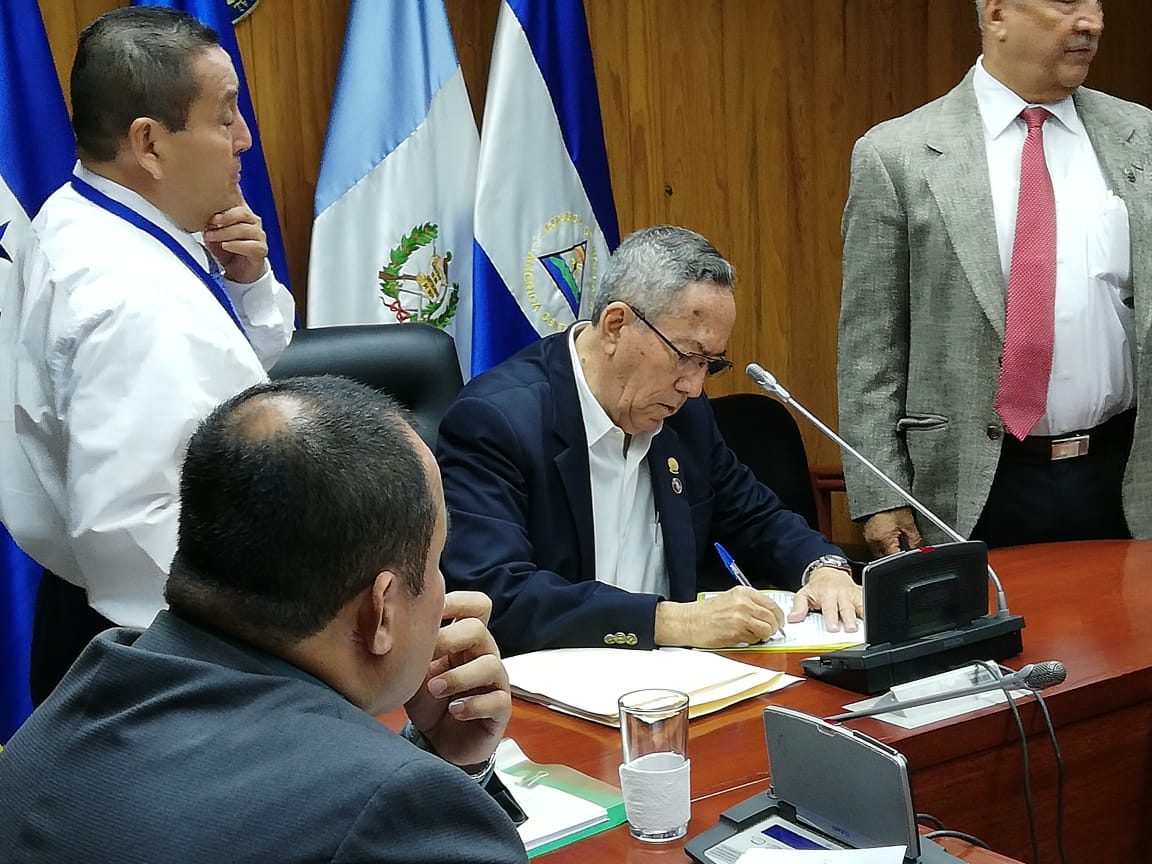 marioponcesv's tweet photo. @RobertoApcn , diputado del @PCN_Oficial , recibe en subcomisión de @AsambleaSV que discute fallo @SalaCnalSV sobre ley de amnistía,  a representantes de la mesa contra la impunidad en El Salvador . https://t.co/gmf3XbtzW5