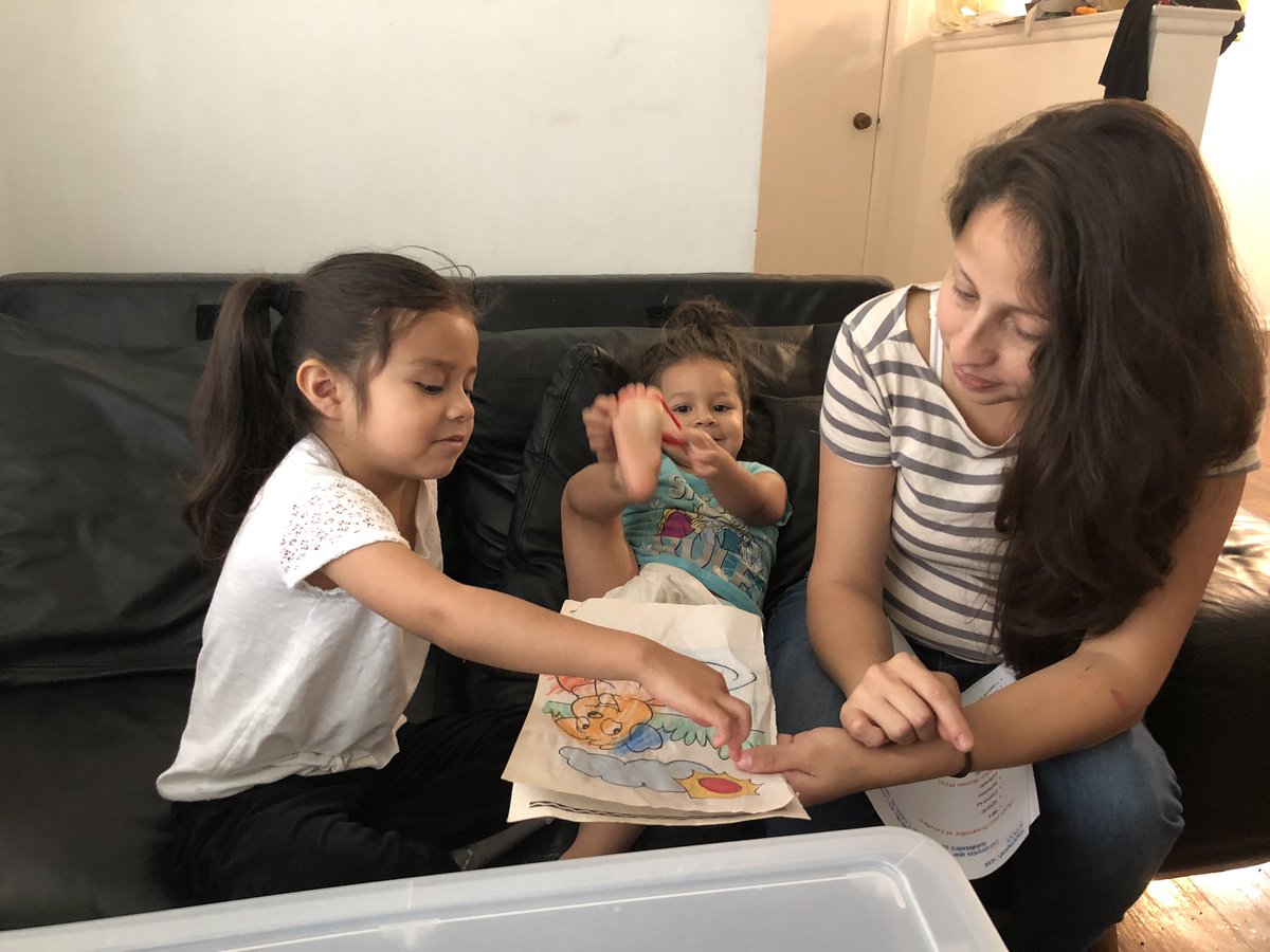 inroom405's tweet photo. ¡Génesis pinto estas hojas y hablo con mamá del osito nadando como ella toma clases de natación! #msoctx @inroom209 @inroomjejpk3 https://t.co/xwJkqDEyd6