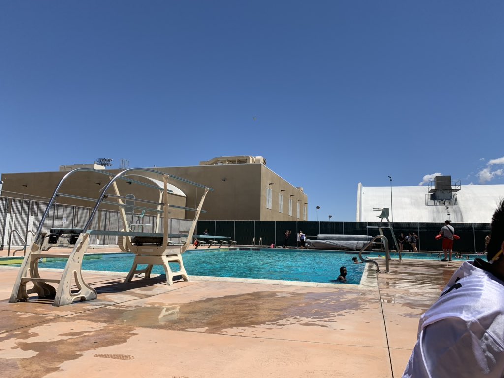 vvhsasb's tweet photo. Senior pool party+Senior Sunset! 🐰💚 https://t.co/g0h5yXWIx6