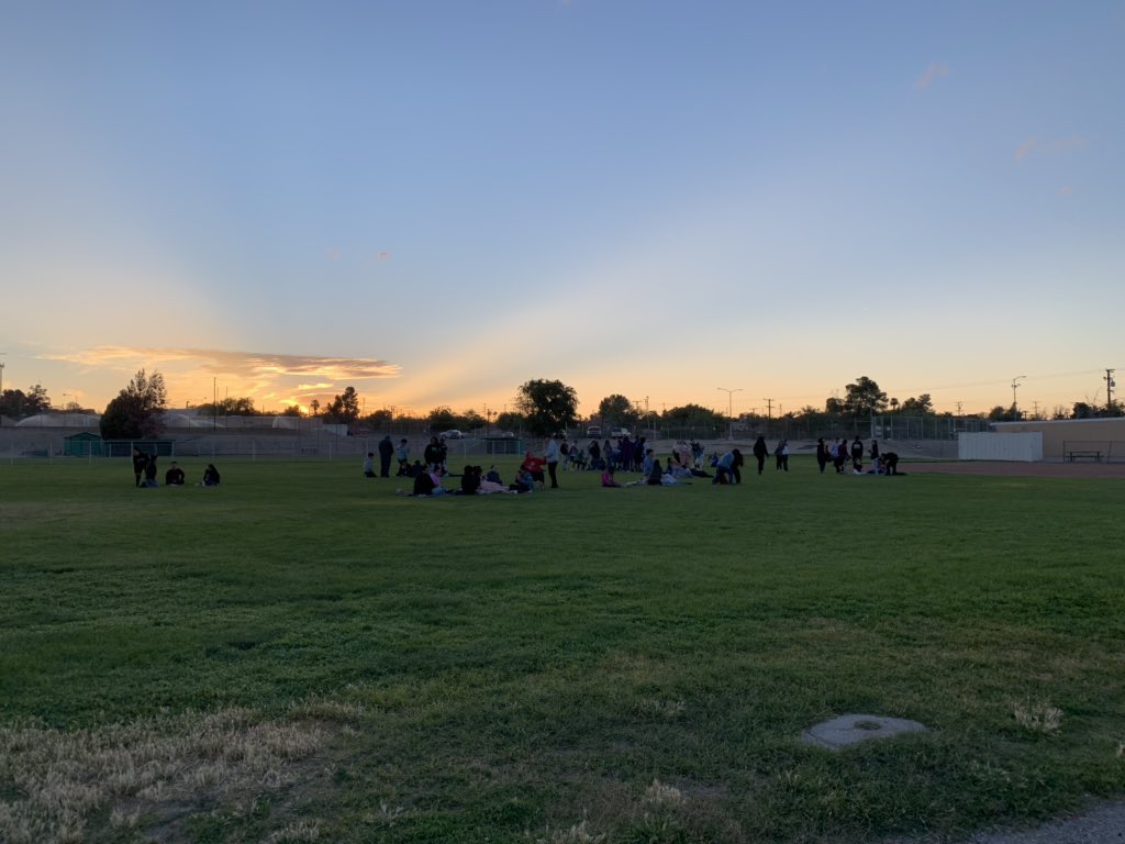 vvhsasb's tweet photo. Senior pool party+Senior Sunset! 🐰💚 https://t.co/g0h5yXWIx6