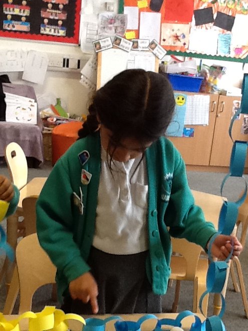 CORENansen's tweet photo. Maths in Reception was very challenging today. To double an amount, you had to create it with a paper chain, how ingenious!
#COREexplorers #COREcollaboration #COREExcellence https://t.co/YjIiaklB3z