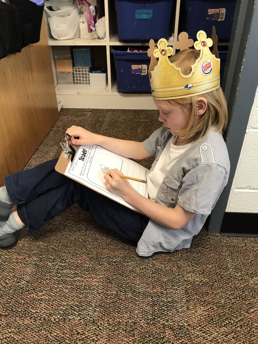 dclingingsmith1's tweet photo. We are working hard and looking like royalty today!! Friends learned the differences between frogs and toads, and wrote to inform others. #lookingroyal #authorspurpose #writingtoinform #enjoytheview #bestyearyet #fabulousfirsties @VV_Voyagers https://t.co/GPGiqncH4b