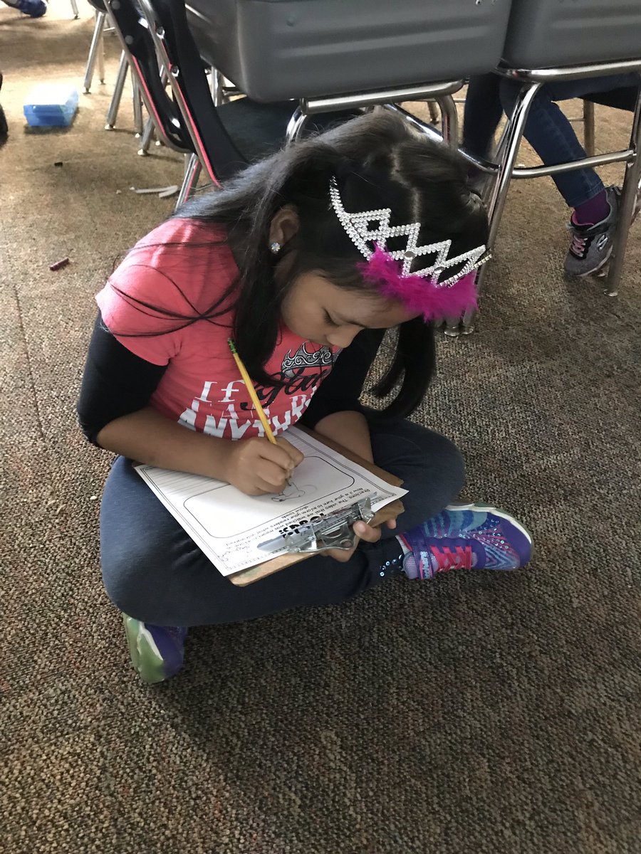 dclingingsmith1's tweet photo. We are working hard and looking like royalty today!! Friends learned the differences between frogs and toads, and wrote to inform others. #lookingroyal #authorspurpose #writingtoinform #enjoytheview #bestyearyet #fabulousfirsties @VV_Voyagers https://t.co/GPGiqncH4b