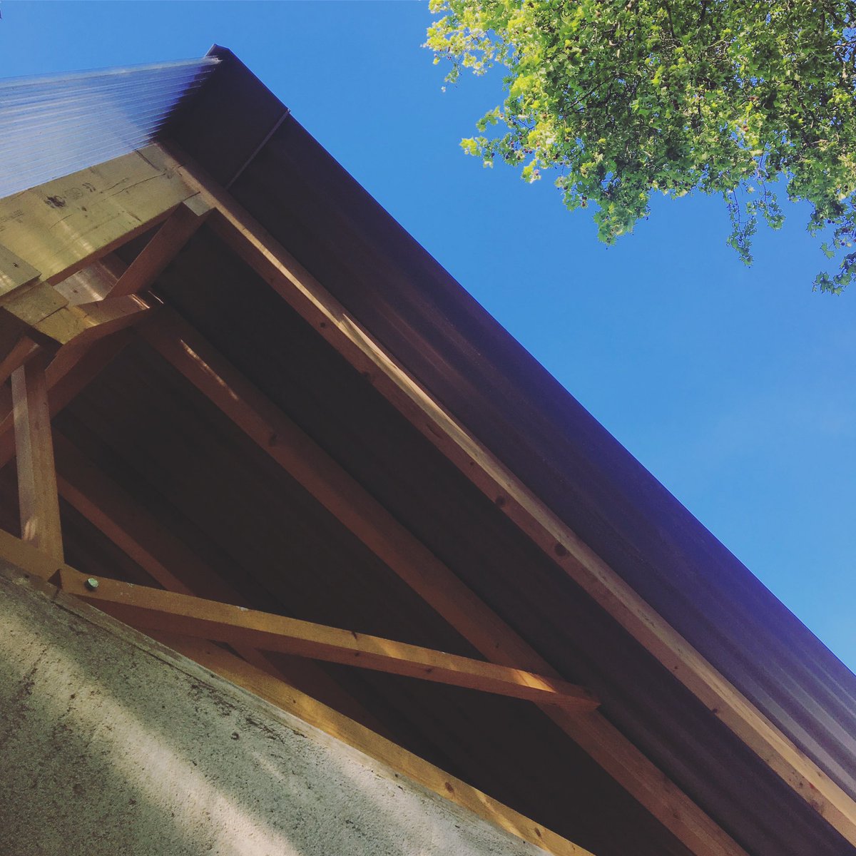 dropofmilk's tweet image. A meeting with @Outpost_London (on a new exciting project!) means a sneak peek at our strawbale building in the sun...🌞🏡
.
#milkstructures with @outpost_london Van Rooij & Griffiths & @maxlightltd
.
.
#structuralengineering #microarchitecture #tinybuilding #officepod