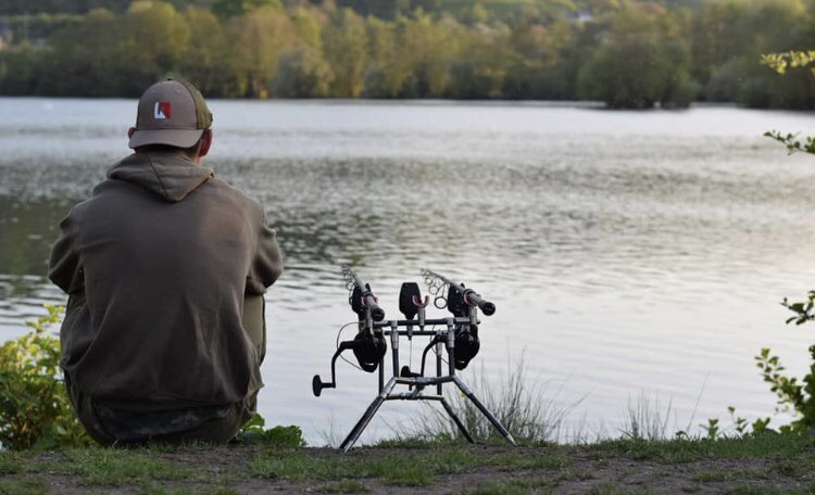 KARPER French Promo member Theo with 2 fish from his local public lake, KARPER RS with a KARPER RS MTH popup doing the business. #karperltd #carpfishing #france #bait #TheEdge