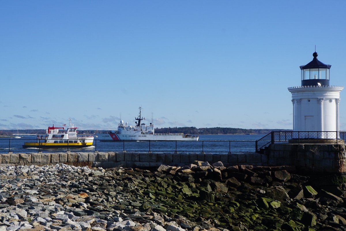 NearAndFarAZ's tweet photo. Anyplace else, the #BugLightHouse would be the #1 attraction. But #PortlandMaine has a few #lighthouses to choose from &amp; this pretty spot is overshadowed a bit by its famous sister, the #HeadLighthouse. For #TravelTuesday, here's to unsung attractions! @VisitPortland #WITS https://t.co/08fRLkiXCT