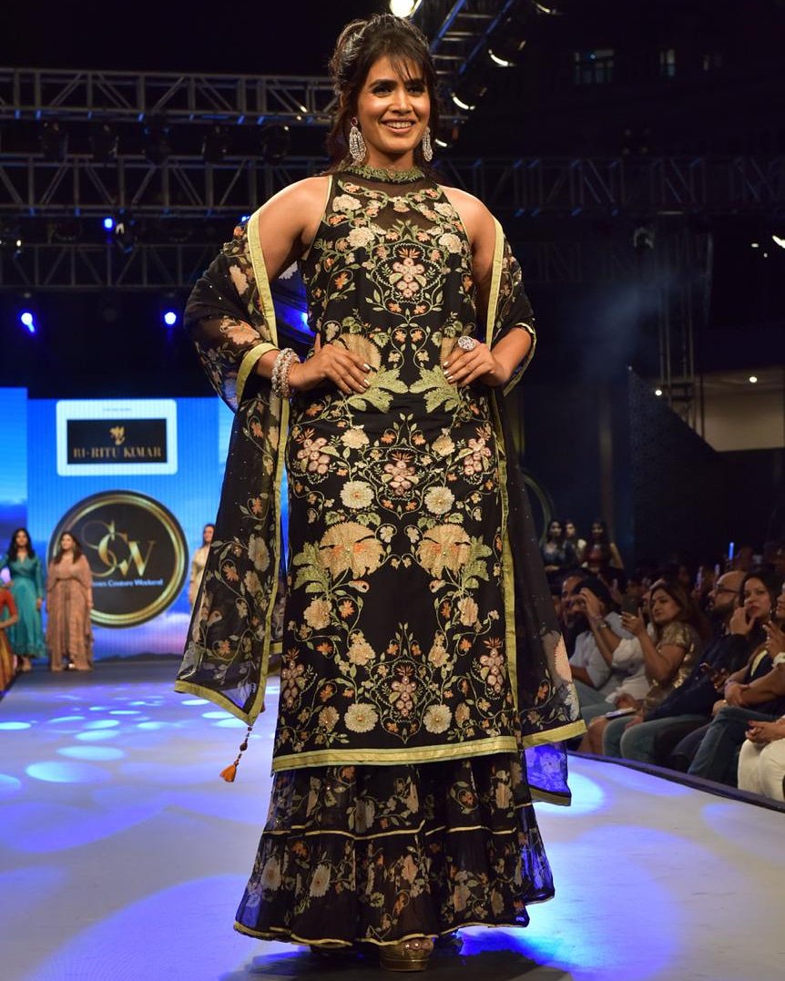 sonalikulkarni's tweet photo. At the #SakalTimesCoutureWeekend show wearing @RituKumarHQ 😍😍😍
How I lovvvvvve her creations..!!!!
Coordination- @prache1
MuH- #twinkledhariya
P.C. - #mullafahim
#rampwalk #designerwear #indian #stylequotient #showstopper #RiRituKumar https://t.co/XBH696GwYv