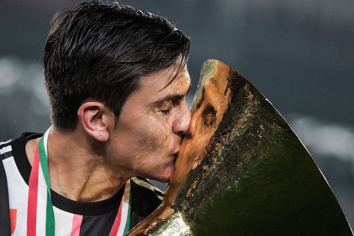 ACAsportsLA's tweet photo. Dybala cariñoso con ET...!!! https://t.co/6VTr1Qs7dT