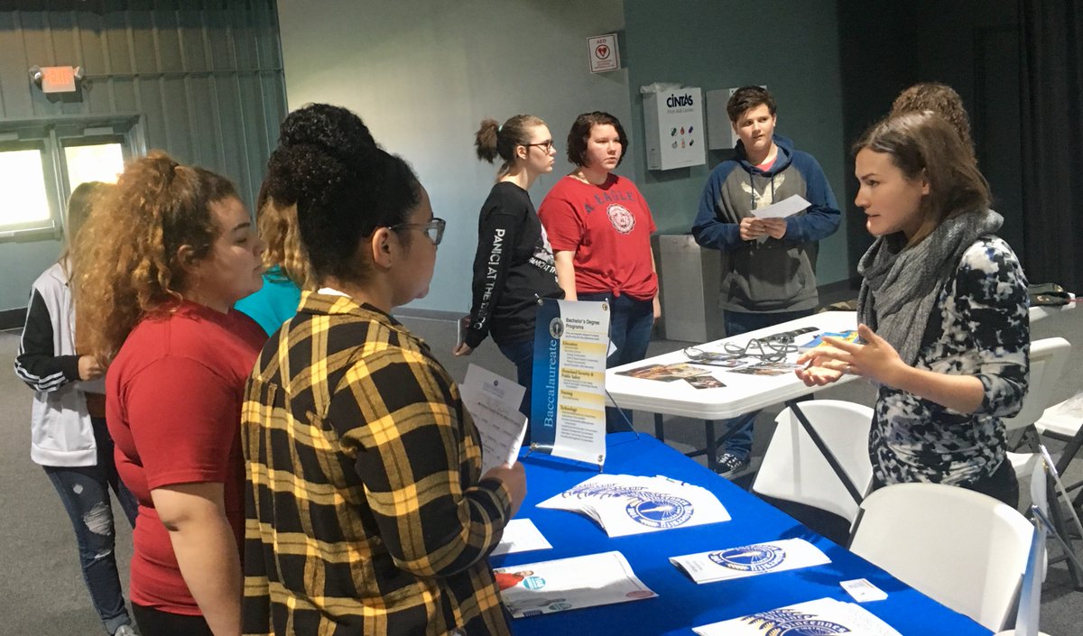 MidAmericaSP's tweet photo. On Friday, May 17, Mid-America Science Park (MASPark) hosted 290 eighth graders and 26 vendors at the Eighth Grade Career Fair. Students had the opportunity to talk with local employers as well as Indiana colleges and universities. https://t.co/AdLaHhG01f https://t.co/y2YaNuG1Em