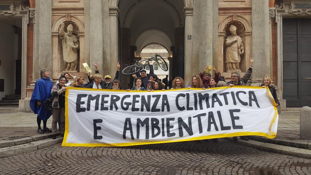350Europe's tweet photo. Great to see Milan declare a #climateemergency. Now it's time for Italy &amp; the EU to stop backing fossil fuel projects such as the Trans Adriatic Pipeline (TAP). Learn more about the #NoTAP struggle at https://t.co/Y5fWfd7bmh.

#DefundTAP #KeepItInTheGround #EmergenzaClimatica https://t.co/A8pWZZ3YXM