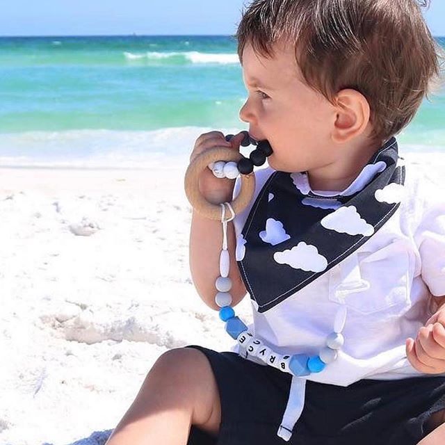 ZenMamas's tweet photo. This babe is loving our ▪️▫️▪️MONOCHROME▫️▪️▫️DUAL TEETHER on our Convertible personalized teether clip! 👶🏻Teething essentials on the beach. Love it. relieve your babies teething pain in a stylish safe and fun way! 🎉 Save 10% use code: INSTA
.
.
.
#teethingbabyproblems #teet… https://t.co/AZallWp8DD