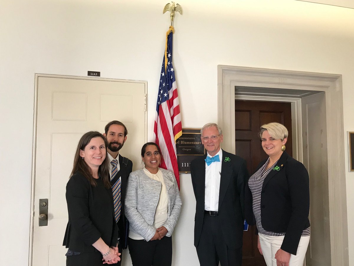 OregonAFP's tweet image. Thanks to @repblumenauer and his team for taking the time to talk about expanding GME opportunities train more family doctors like these! #fmas19