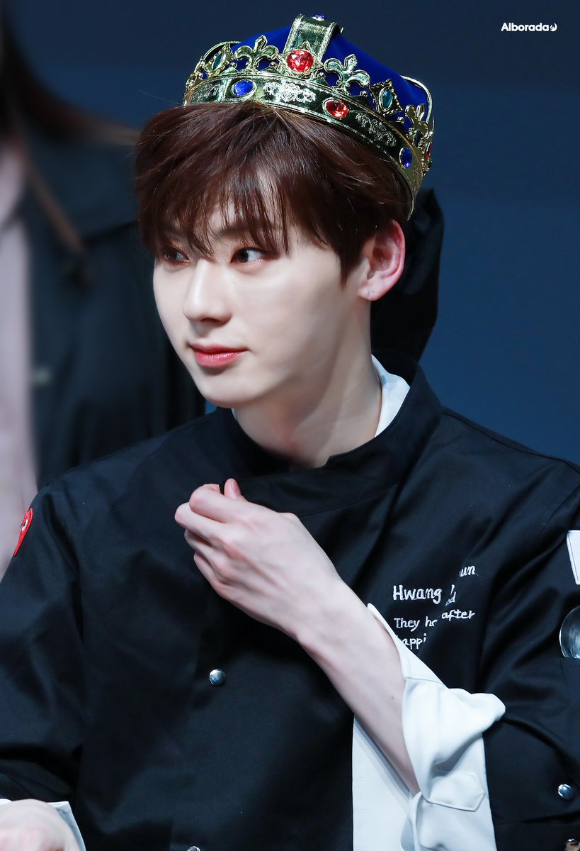 Hwang Minhyun agdhshshdhsh(FINALLY I FOUND MINHYUN'S VEINS most of the pictures can not be seen is it edited or his veins only popped out at random times lol)  #뉴이스트  #민현