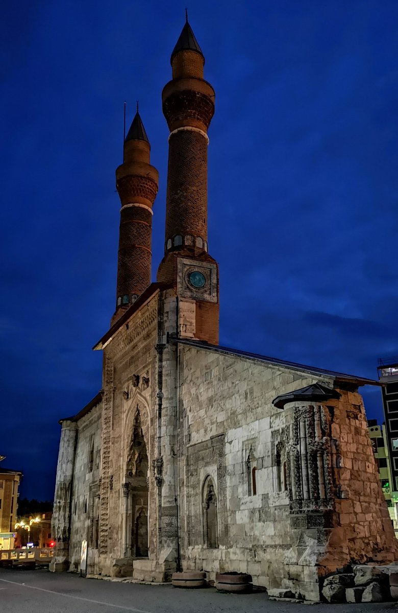 Bir ülkeyi sevmek :Sivas / #çifteminarelimedrese  #kadimşehir #selçuklu #kadim #medeniyetin #yol #hikayesi #kervan