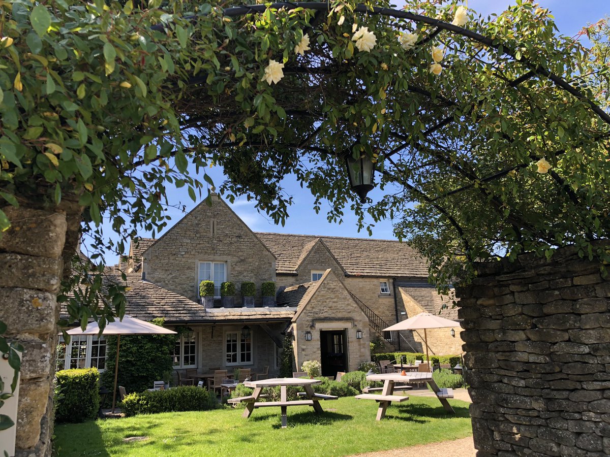Calcot_and_Spa's tweet photo. Watch out for our new swinging sign on the A4135 between the junction with the A46 and #Tetbury. Do turn in to check out the #Gumstoolinn, The Conservatory Restaurant and maybe even enjoy a round of #DiscGolf ๐ณ Thank you to Paige for the pic ๐ #CalcotLife #Cotswolds #Pub #Hotel https://t.co/0hbl2mmqfJ