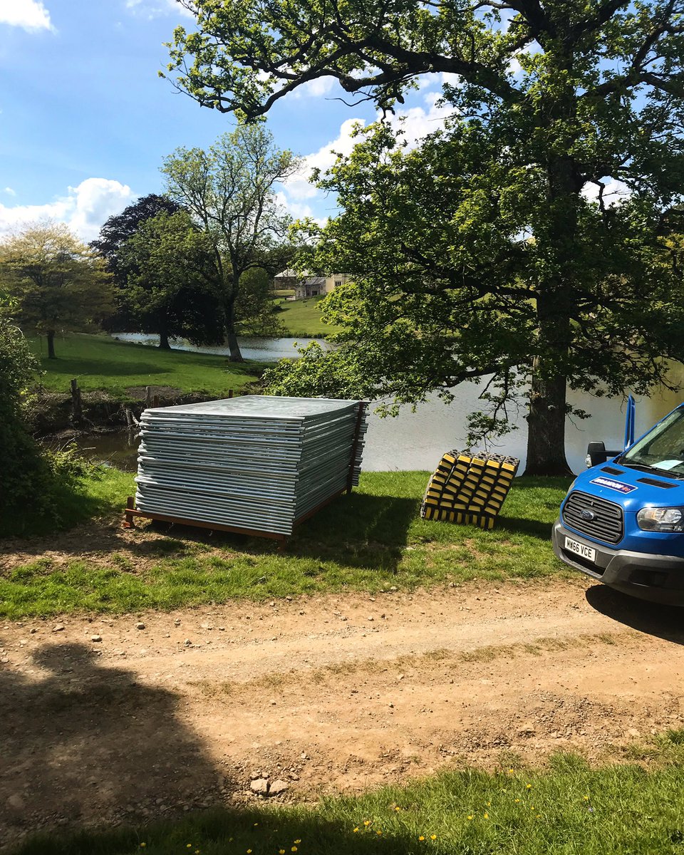 The crew delivering to a beautiful site today!🌳🌿

 #eventprofs #eventprofsuk #eventequipment #festivalhire #fencinghire #herasfencing #devonevents #eventhire #temporaryfencing #barrierhire #brandonhirestation #brandoneventhire