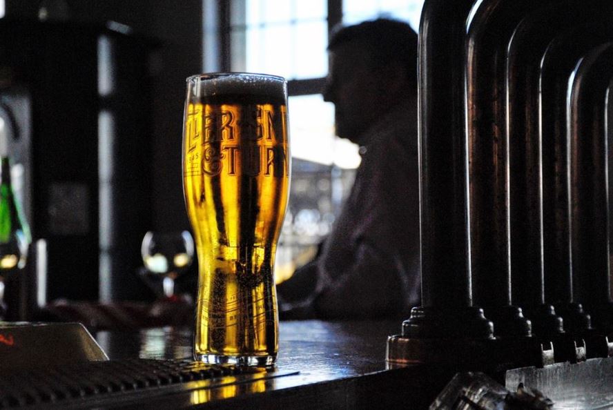 Late train? We're the perfect spot to wait it out with a nice cold pint of brew 🍻 

We are conveniently located right next to Brighton Rail Station!

#timeisonourside #GrandCentral #beeroclock