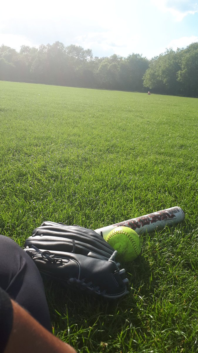 WeAreBYOB's tweet photo. It's been a minute, Twitter....but what a glorious eve for some softball!! #southlondon #softball #alwaysremember #alwaysbyob https://t.co/vtuHlwO9Q1