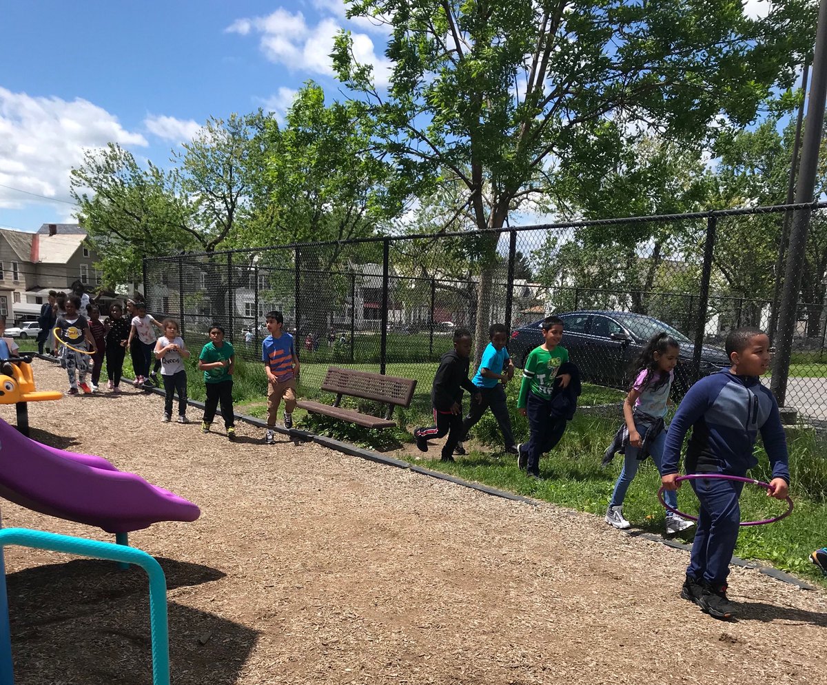 ambevans2's tweet photo. Sunshine and exercise - promoting mental and physical health at King #KingMatters #ElemScsd https://t.co/RqDtExHY3S