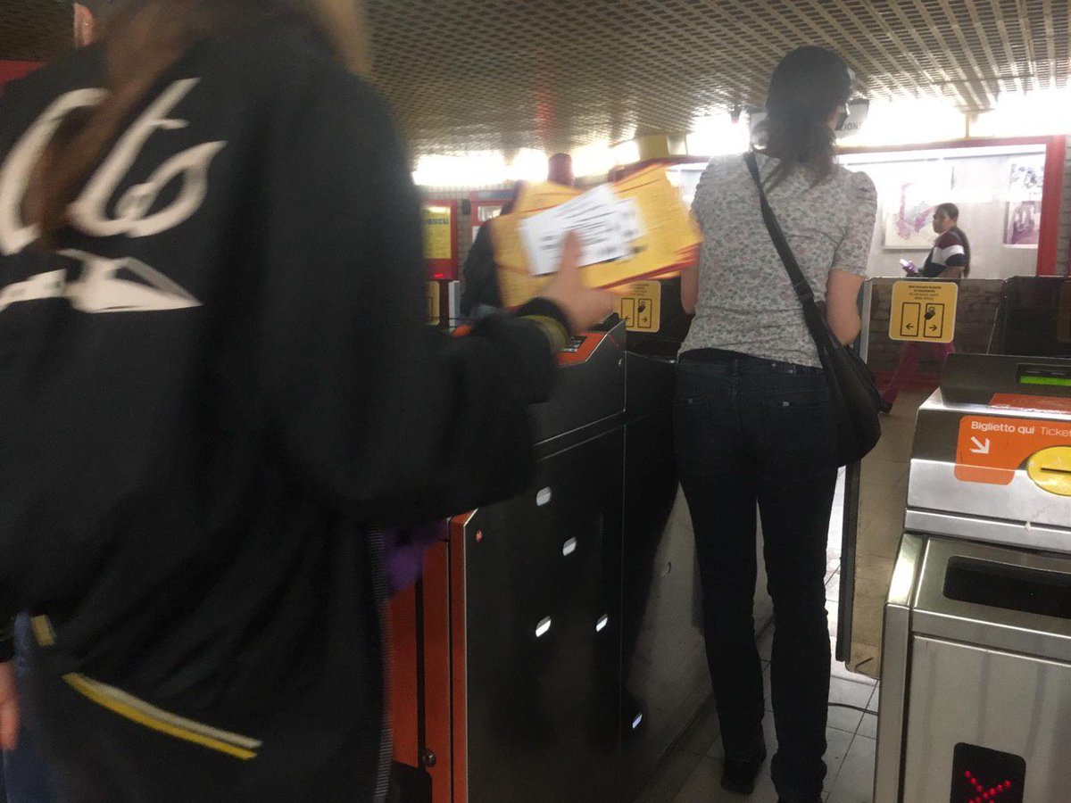 Signora le porte sono chiuse, oggi il biglietto lo paga Atm 
#autoriduciamoitrasportimetropolitani
#carovita
#noaumentoatm
#Sostienisaltacondividi
#nuntepago 
#tornelliaperti