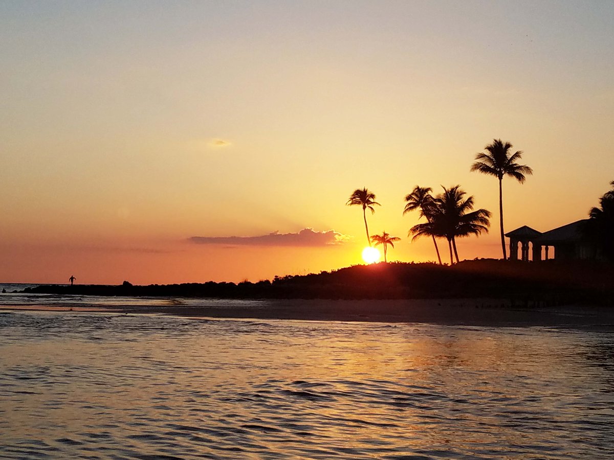IamMBGee's tweet photo. Nothing beats watching the sunset in the Gulf of Mexico on a boat! #sunsetlover #NaplesSunset #GordonPass https://t.co/f1W8Td4hX4