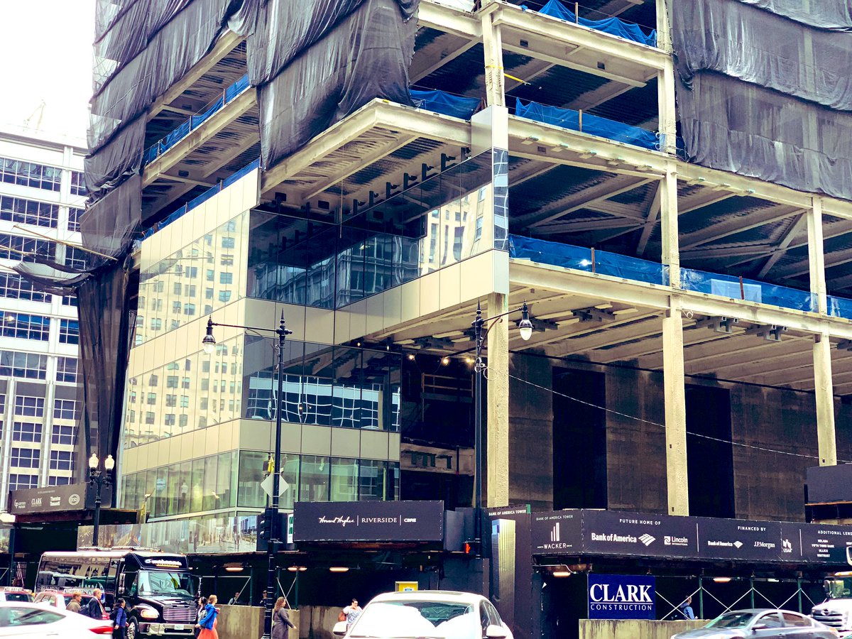 paultoddlambert's tweet photo. Rainy, cool #Chicago weather doesn't keep the #110NWacker crew from making progress...Steel continues to rise and glass going up street-side! #BofATower #Legacy https://t.co/IrzfCk237v