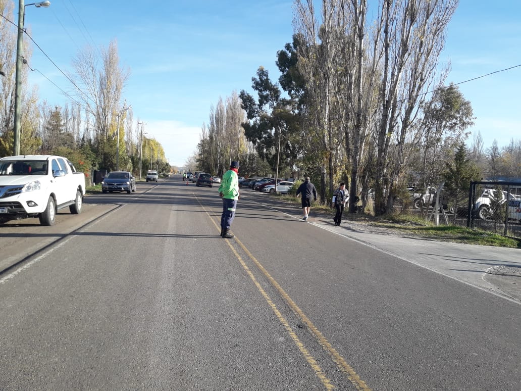 <a href="/TWMunicipalidad/">Municipalidad Trelew</a> esta tarde #GuardiaUrbana cubriendo salida Escuela Nueva.
#Control 🚘 🚶
#Prevención ⚠ 
#EntreTodosPrevenimos 
@TWAMaderna <a href="/TWSAlmonacid/">Segundo Almonacid</a> <a href="/Policia_Chubut/">Jefatura.de.Policía</a> <a href="/barciaml/">María Laura Barcia Martinovic</a> <a href="/MaruOrtizTw/">Maru Ortiz</a> <a href="/rperiodismo/">Rodrigo Mansilla</a> <a href="/carlosgarses/">Carlos Garsés</a> <a href="/Axlainclusion/">Agrupacion x la Inclusion 💗</a>