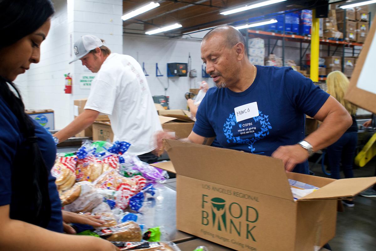 BlueShieldCA's tweet photo. As part of our #MayMonthofGiving, employees across California took part in some recent volunteer events, including helping w/ donations at the @LAFoodBank, as well as building teddy bears &amp; bicycles for hospitalized and in-need children in #Oakland. #ShieldCACares #80ForOakland https://t.co/KMHC1ECpUS