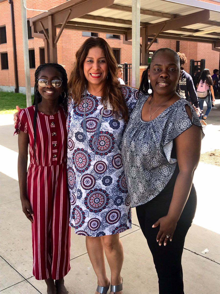 educategalore's tweet photo. What a special day celebrating our #scholars! Aquira Kelley received the 6th grade Principal Award! She is involved in preathletics,Dance, and AVID! She is a great friend to all! Thank you to her amazing mom for the incredible support! 💜#ThisIsAVID @GoodnightSMCISD https://t.co/ObQCuPdYpk