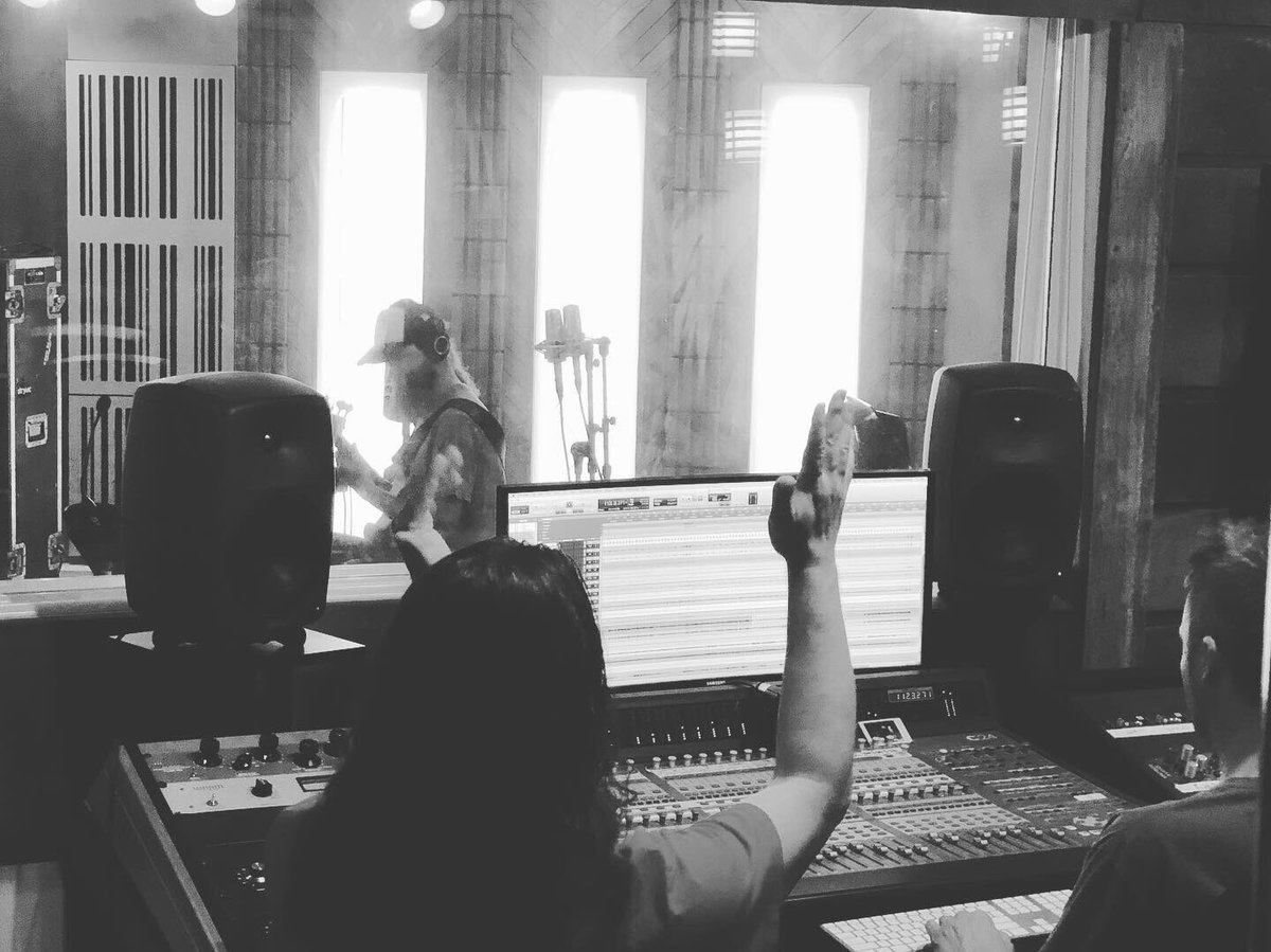 stonesenate's tweet photo. Recording the new record 🍺🍺🍺 
#poweredbypeavey #sstour2019 #loserspresentsstonesenate #stringjoystrings #newmusic https://t.co/gULricH4Ke