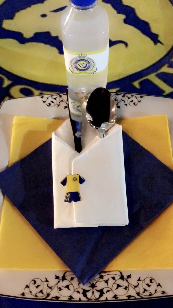 salemmhd1's tweet photo. عشاء تتويج #النصر #العالمي الليلة 💛💙 https://t.co/rLx61mxu74