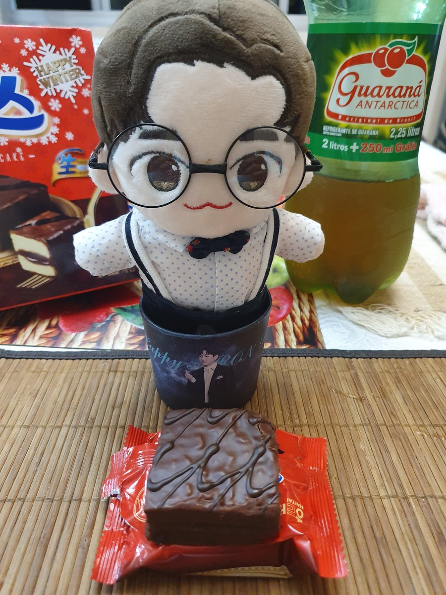 dhwngus82's tweet photo. 혼자 케익먹긴 그래서~ 대신 오예스로!! 망고픽! ㅋㅋ 생일 축하해 아론아♥ 여긴 아직 너의 날 5시간 남음! 사랑해♥

Como um bolo ia ser muito, trouxe o bolinho que o MinKi tava comendo no LOVE RECORD~ Parabéns Aron! Amo vc demais♥♥ https://t.co/cQWvTzNH6f