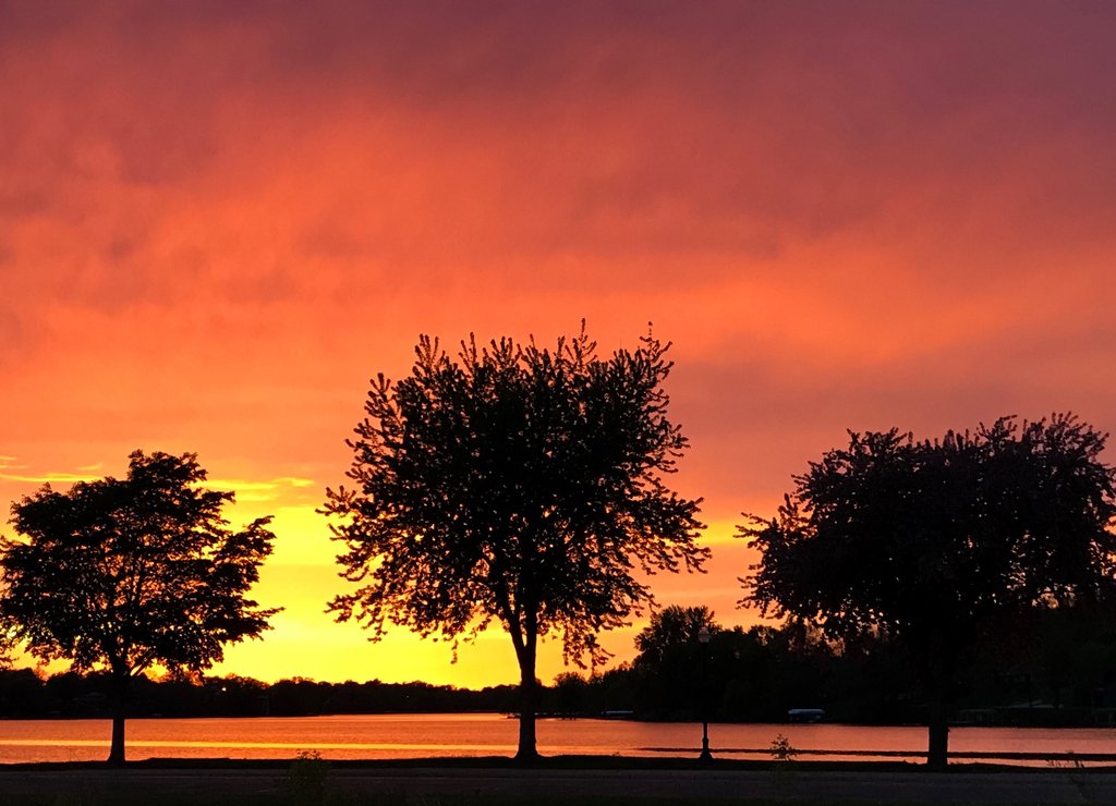 We had a lovely sunset last night over #fountainlake in #albertlea !

#sun #beautiful #beauty #view #photooftheday #sky #night #warm  #sunsets #amazing #all_sunsets #sunset_madness #horizon #pretty #sunset #vision #sunrise_sunsets_aroundworld #cloud #clouds #silhouette