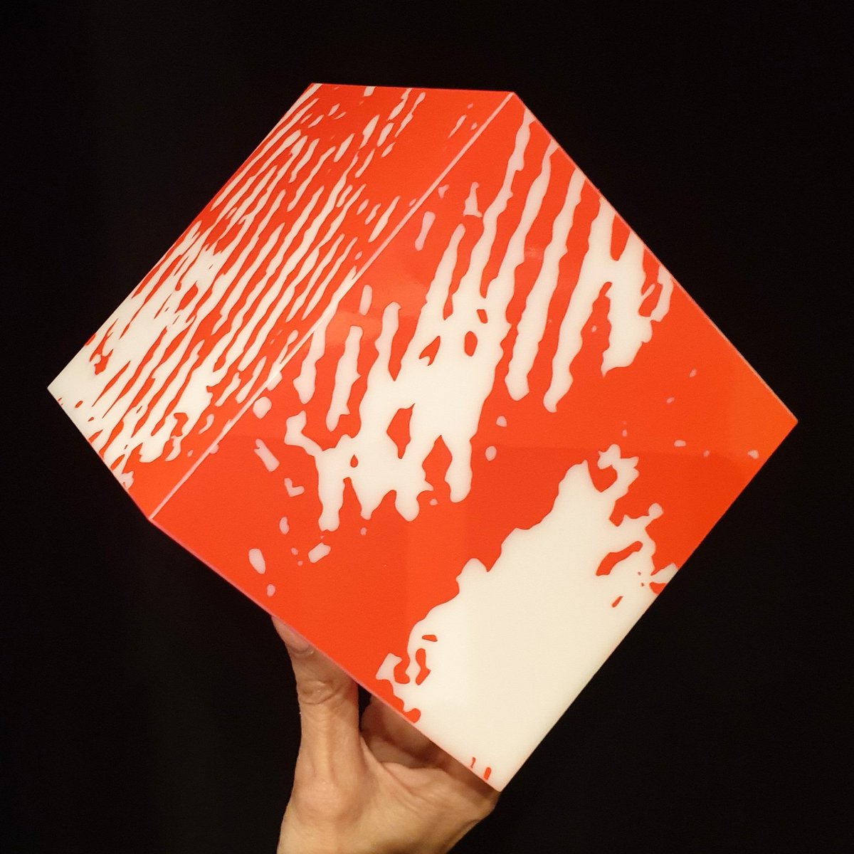 felleyjp's tweet photo. Bravo à Sara Gamito, élève en 1ere année de graphisme à l'édhéa, qui a dessiné le trophée attribué à Jan De Schepper de @Swissquote, lauréat 2019 du meilleur de la pub. @meilleurduwebCH @comin_mag @hessovalais https://t.co/yMzkmbOc6G