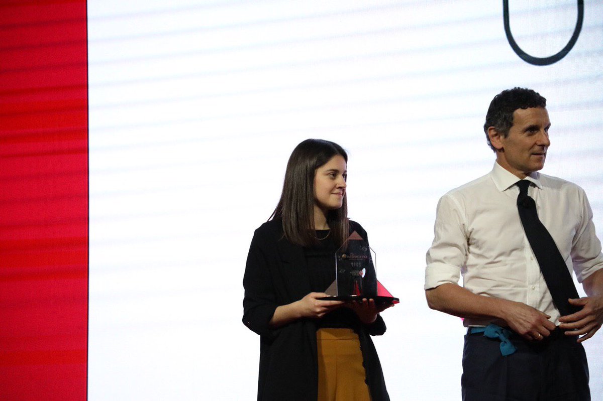 Banca_MPS's tweet photo. Il #CelebrationDay giunge al suo culmine. A vincere la seconda edizione di #OfficinaMps è @ugoappsocial e il suo servizio di #caregiver! Sul palco sale #Francesca #Vidali a ritirare il premio! https://t.co/Lt78Q0a6lL