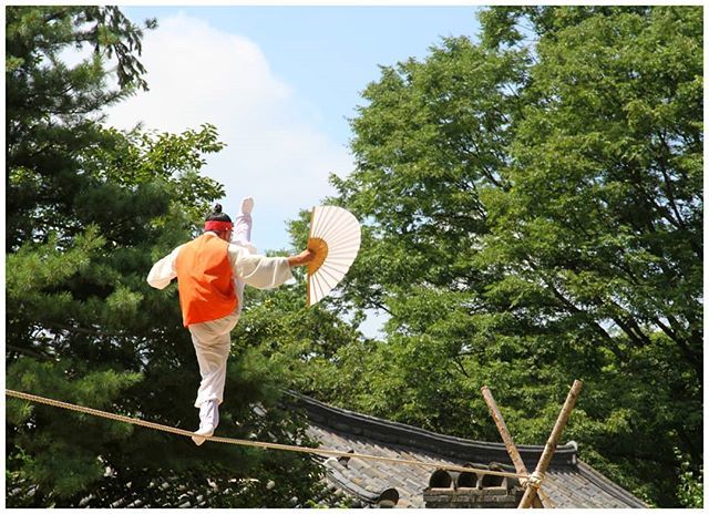 renotaiza's tweet photo. Jultagi, the traditional tightrope walking at the Korean Folk Village #travelphotography #canon #travel #traveller #seoul #balance #asia https://t.co/woy9BRCEwQ https://t.co/4S3J4IvuhF