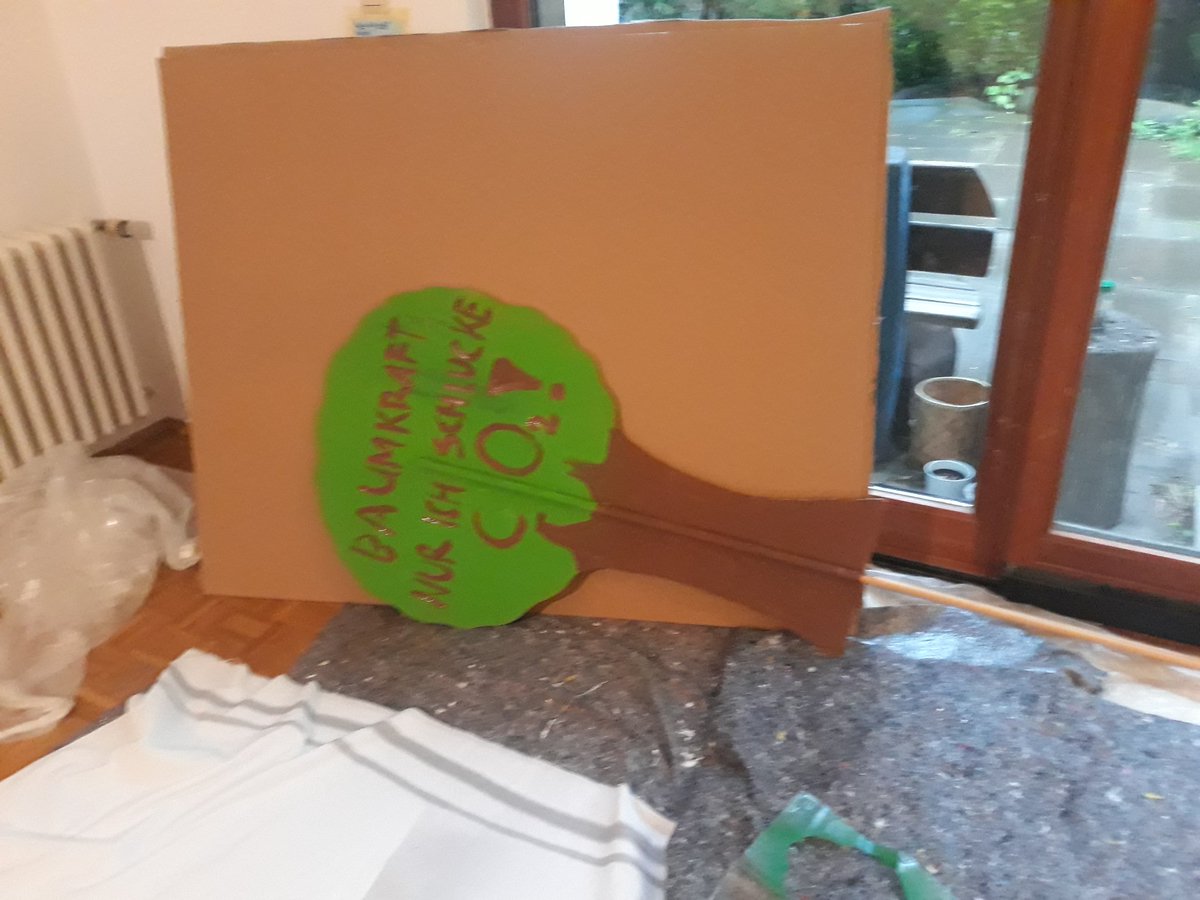 KlimaJetztHD's tweet photo. Die ersten Banner und Papfiguren sind fertig! #KlimagerechtigkeitJetzt! https://t.co/r2FhnPYKw9