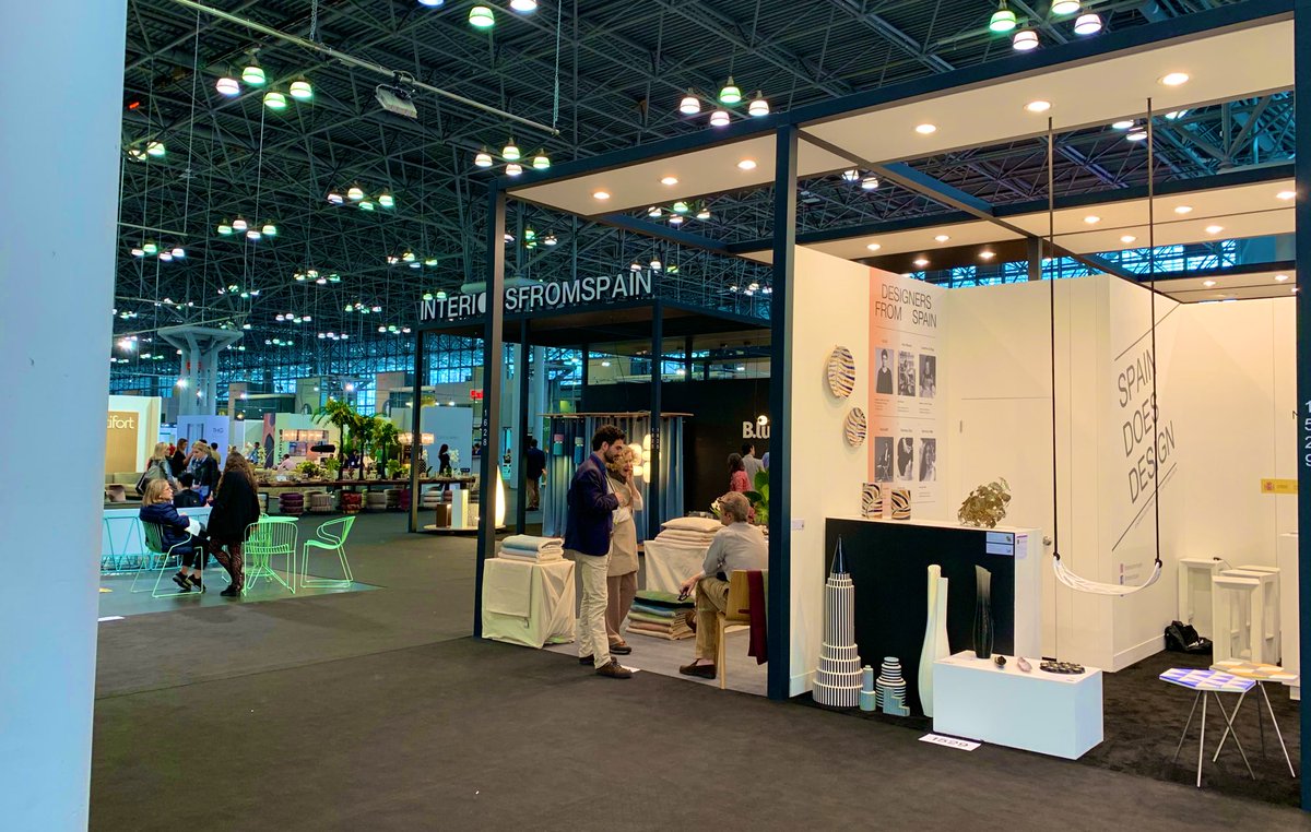 RafaelArmero_'s tweet image. Qué ilusión ver cómo representantes del #diseño español, se esfuerzan para cruzar fronteras!!!! @ICFF @NYCxDESIGN @InteriorsSpain 
#Spaindoesdesign #spainicff2019

🙌🏻