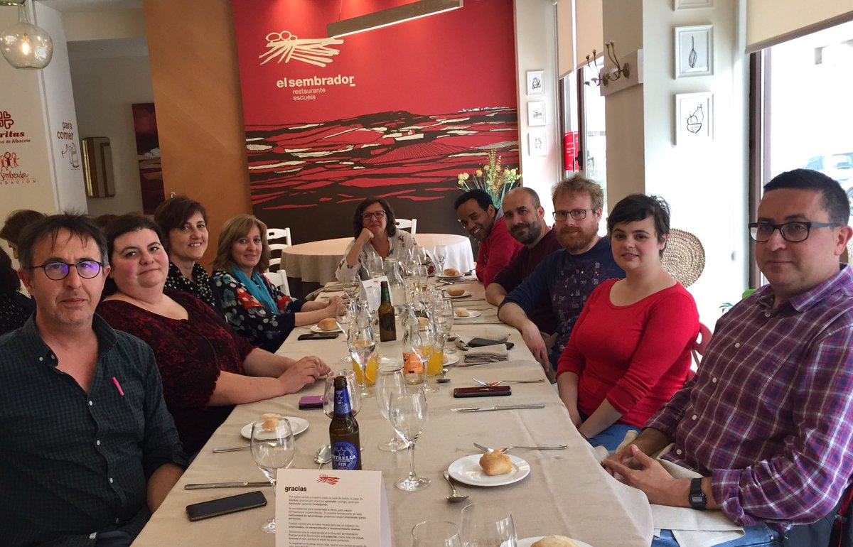 ABUnidasPodemos's tweet photo. 👩🏻‍🍳👨🏽‍🍳 Hoy la candidatura de Unidas Podemos hemos comido en el restaurante El Sembrador donde @CaritasAlbacete tiene la escuela de hostelería, una magnífica herramienta para la inserción sociolaboral. 💜❤️💚 @IUAlbacete @EquoAlbacete @podemosalbacete @AlbaceteMac https://t.co/TKoG0MRVlT
