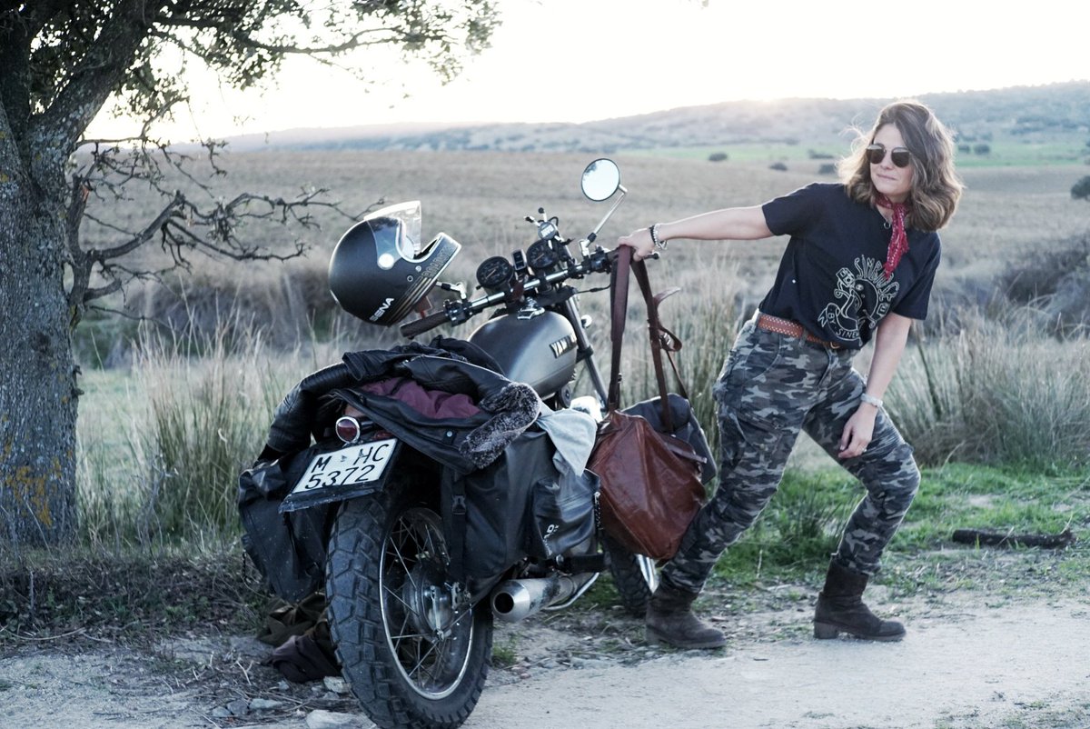 SimbioseClo's tweet photo. ¿A que le queda bien el modelo de cami de @charlysinewan a #Seretilla?
Brutal la foto con su Yamaha SR 250 Special... ¿No?
Todos los modelos disponibles en nuestra página web (Envíos Worldwide🌎)
👉https://t.co/vPaAKoOmKz
#Travelvibes #Nomadlife #Campvives #Sinewan https://t.co/sXQOMw6bXN
