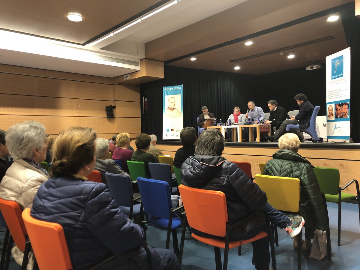 DiocesisBilbao's tweet photo. Mons. Segura: Hay que huir de los extremos. Los retos en nuestra Iglesia local en cuanto al tema del laicado están en la formación teológica y la asunción de responsabilidades, sobre todo en las zonas euskaldunes. @ArrupeEtxea @itakabilbao @cvx_e https://t.co/zcH68eaUjp