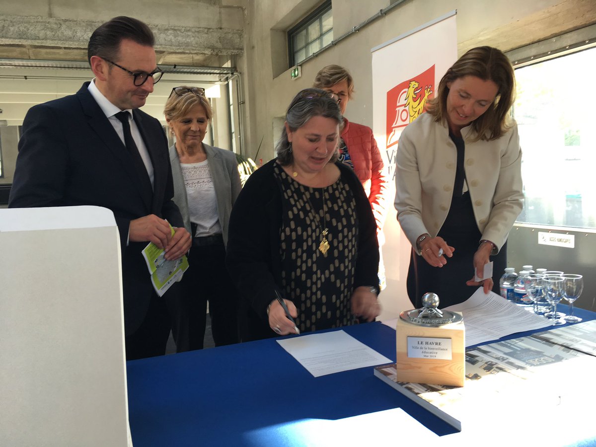 Flothibaudeau's tweet photo. Remise du label de la bienveillance éducative @FLeturque #eduensemble à Arras https://t.co/se8P05Sdjd