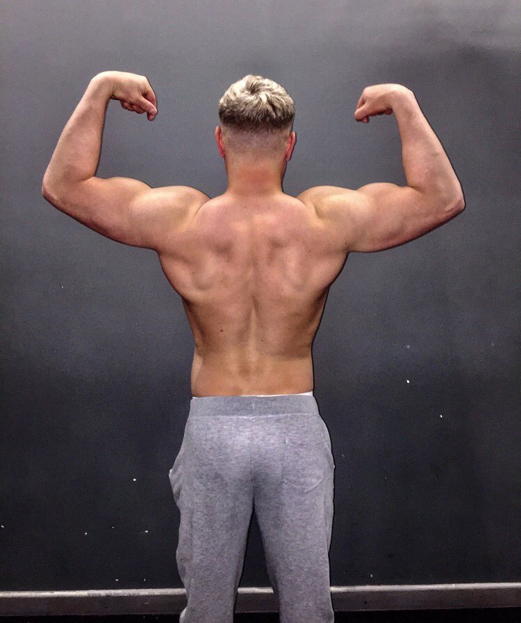 I've been hitting the diet hard the last month &amp; smashing the gym as always. Keep training, stay hungry 😎 summer is coming 😉💪#gainz