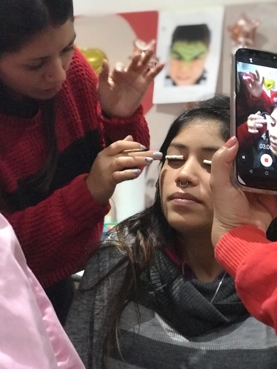 ¡Queremos que todas las mujeres de #Pilar tengan la posibilidad de emprender! Estos cursos que encaramos de manera gratuita son dinámicos y en pocas horas las vecinas y vecinos pueden capacitarse. Hoy, taller de permanente de pestañas y perfilado de cejas. #SiempreConVos