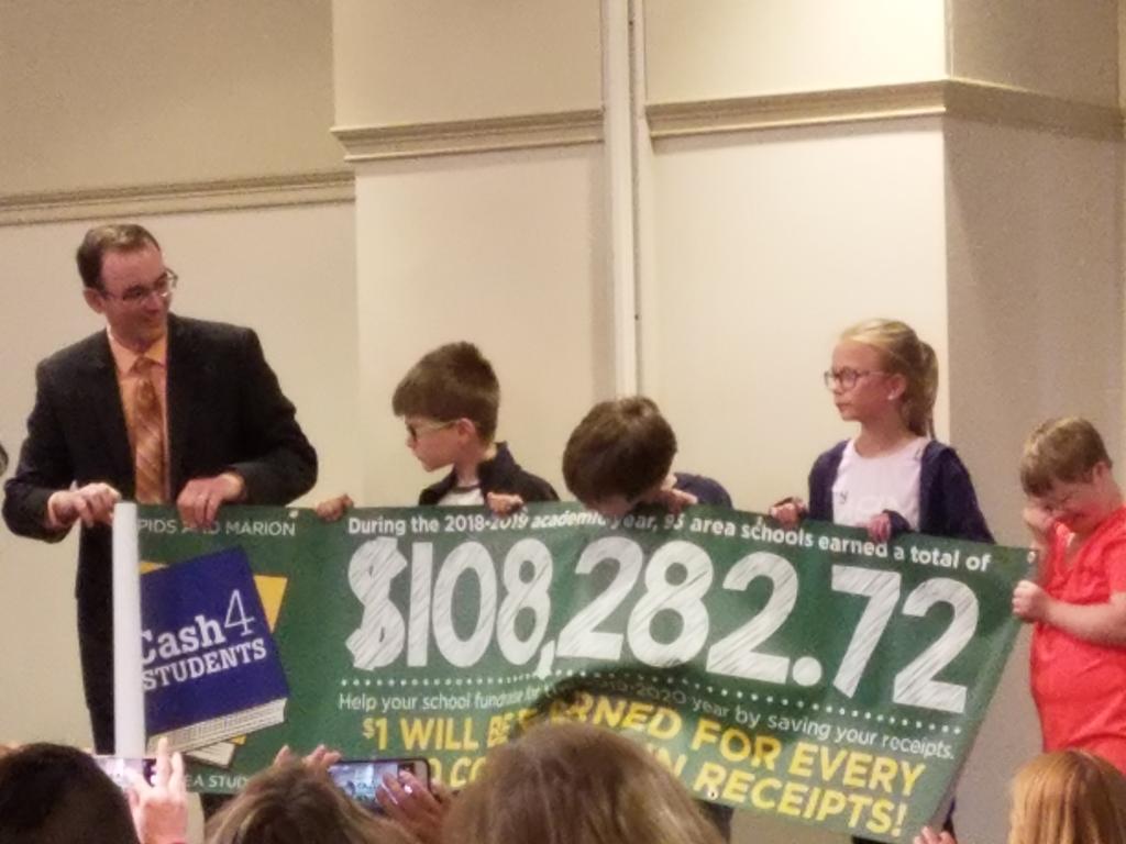 CRCoolidgeElem's tweet photo. A big thank you to Hyvee for this program and Green Team member Faith for collecting our check! #goingthextramile https://t.co/J5lyl4JVUE